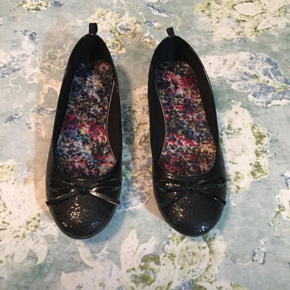 Black shiny flat shoe